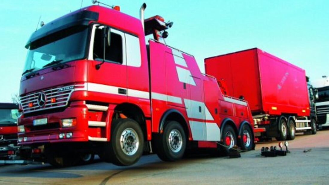 Mercedes-Benz-Lkw richtig abschleppen