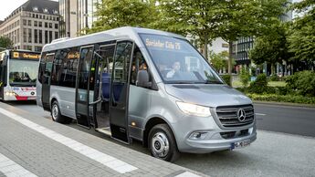 Mercedes-Benz Sprinter City 75, Exterieur, Silberstein metallic, Motor OM 651 mit 120 kW (163 PS), 2,14 L Hubraum, Automatikgetriebe 7G-TRONIC PLUS, Länge/Breite/Höhe: 8.420/2.020/3.000 mm, Bestuhlung: 1/12