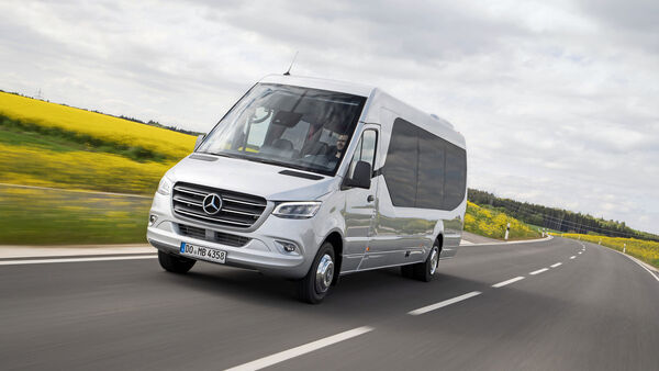 Mercedes-Benz Sprinter Travel 75, Exterieur, iridiumsilber metallic, OM 642 mit 140 kW (190 PS), 2,98 L Hubraum, Automatikgetriebe 7G-TRONIC PLUS, Aktiver Brems-Assistent, Seitenwind-Assistent, Spur-Assistent, Aktiver Abstands-Assistent Distronic, LED-Scheinwerfer, Länge/Breite/Höhe: 8.486/2.020/2.920 mm, zulässiges Gesamtgewicht: 6,8 Tonnen, Bestuhlung: 18+1 // Mercedes-Benz Sprinter Travel 75, Exterior, iridium silver metallic, OM 642 rated at 140 kW/190 hp, displacement 2.98 l, automatic transmission 7G-TRONIC PLUS, Active Break Assist, Crosswind Assist, Lane Assist, Active Distance Assist Distronic, LED headlamps, length/width/height: 8486/2020/2920 mm, gross vehicle weight of 6.8 t, seating: 18+1.