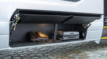 Mercedes-Benz Sprinter Travel 75, Exterieur, iridiumsilber metallic, OM 642 mit 140 kW (190 PS), 2,98 L Hubraum, Automatikgetriebe 7G-TRONIC PLUS, Aktiver Brems-Assistent, Seitenwind-Assistent, Spur-Assistent, Aktiver Abstands-Assistent Distronic, LED-Scheinwerfer, Länge/Breite/Höhe: 8.486/2.020/2.920 mm, zulässiges Gesamtgewicht: 6,8 Tonnen, Bestuhlung: 18+1 // Mercedes-Benz Sprinter Travel 75, Exterior, iridium silver metallic, OM 642 rated at 140 kW/190 hp, displacement 2.98 l, automatic transmission 7G-TRONIC PLUS, Active Break Assist, Crosswind Assist, Lane Assist, Active Distance Assist Distronic, LED headlamps, length/width/height: 8486/2020/2920 mm, gross vehicle weight of 6.8 t, seating: 18+1.