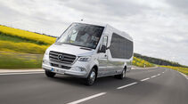Mercedes-Benz Sprinter Travel 75, Exterieur, iridiumsilber metallic, OM 642 mit 140 kW (190 PS), 2,98 L Hubraum, Automatikgetriebe 7G-TRONIC PLUS, Aktiver Brems-Assistent, Seitenwind-Assistent, Spur-Assistent, Aktiver Abstands-Assistent Distronic, LED-Scheinwerfer, Länge/Breite/Höhe: 8.486/2.020/2.920 mm, zulässiges Gesamtgewicht: 6,8 Tonnen, Bestuhlung: 18+1 // Mercedes-Benz Sprinter Travel 75, Exterior, iridium silver metallic, OM 642 rated at 140 kW/190 hp, displacement 2.98 l, automatic transmission 7G-TRONIC PLUS, Active Break Assist, Crosswind Assist, Lane Assist, Active Distance Assist Distronic, LED headlamps, length/width/height: 8486/2020/2920 mm, gross vehicle weight of 6.8 t, seating: 18+1.