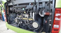Mercedes-Benz Tourismo, Exterieur, viperngrün metallic, OM 936 Euro VI mit 260 kW (354 PS), 7,7 L Hubraum, 6-Gang Schaltgetriebe, Länge/Breite/Höhe: 12.295/2.550/3.680 mm, Bestuhlung: 1/49 // Mercedes-Benz Tourismo, Exterior, viper green metallic, OM 936 Euro VI rated at 260 kW/354 hp, displacement 7.7 l, 6-speed transmission, length/width/height: 12295/2550/3680 mm, seating: 1/49.