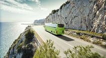 Mercedes-Benz Tourismo, Exterieur, viperngrün metallic, OM 936 Euro VI mit 260 kW (354 PS), 7,7 L Hubraum, 6-Gang Schaltgetriebe, Länge/Breite/Höhe: 12.295/2.550/3.680 mm, Bestuhlung: 1/49 // Mercedes-Benz Tourismo, Exterior, viper green metallic, OM 936 Euro VI rated at 260 kW/354 hp, displacement 7.7 l, 6-speed transmission, length/width/height: 12295/2550/3680 mm, seating: 1/49.