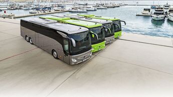 Mercedes-Benz Tourismo, Exterieur, viperngrün metallic, OM 936 Euro VI mit 260 kW (354 PS), 7,7 L Hubraum, 6-Gang Schaltgetriebe, Länge/Breite/Höhe: 12.295/2.550/3.680 mm, Bestuhlung: 1/49 // Mercedes-Benz Tourismo, Exterior, viper green metallic, OM 936 Euro VI rated at 260 kW/354 hp, displacement 7.7 l, 6-speed transmission, length/width/height: 12295/2550/3680 mm, seating: 1/49.