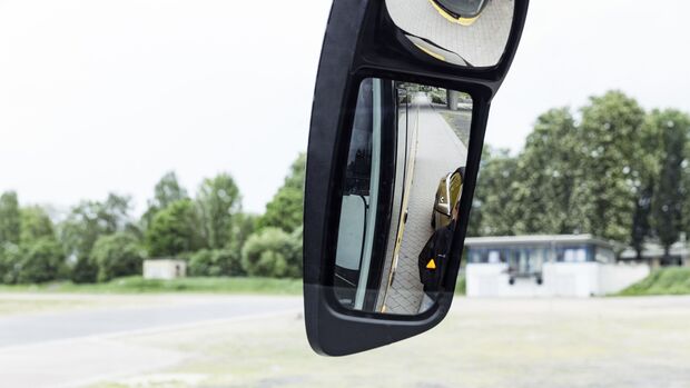 Mercedes-Benz Tourismo M/2, Exterieur, yellowstone, OM 470 Euro VI mit 335 kW (455 PS), 10,7 L Hubraum, 8-Gang Mercedes PowerShift, BiXenon-Scheinwerfer, Länge/Breite/Höhe: 13.115/2.550/3.680 mm, Bestuhlung: 1/48 // Mercedes-Benz Tourismo M/2, Exterior, yellowstone, OM 470 Euro VI rated at 335 kW/455 hp, displacement 10.7 l, 8-speed Mercedes PowerShift transmission, BiXenon headlamps, length/width/height: 13115/2550/3680 mm, seating: 1/48.