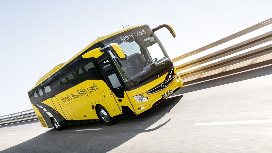 Mercedes-Benz Tourismo M/2, Safety Coach, Exterieur, yellowstone, OM 470 Euro VI mit 335 kW (455 PS), 10,7 L Hubraum, 8-Gang Mercedes PowerShift, Active Brake Assist 4, Sideguard Assist, Spurassistent, ESP, Predictive Powertrain Control, BiXenon-Scheinwerfer, Länge/Breite/Höhe: 13.115/2.550/3.680 mm, Bestuhlung: 1/48 // Mercedes-Benz Tourismo M/2, Exterior, yellowstone, OM 470 Euro VI rated at 335 kW/455 hp, displacement 10.7 l, 8-speed Mercedes PowerShift transmission, Active Brake Assist 4, Sideguard Assist, Lane Assist, ESP, Predictive Powertrain Control, BiXenon headlamps, length/width/height: 13115/2550/3680 mm, seating: 1/48.