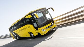 Mercedes-Benz Tourismo M/2, Safety Coach, Exterieur, yellowstone, OM 470 Euro VI mit 335 kW (455 PS), 10,7 L Hubraum, 8-Gang Mercedes PowerShift, Active Brake Assist 4, Sideguard Assist, Spurassistent, ESP, Predictive Powertrain Control, BiXenon-Scheinwerfer, Länge/Breite/Höhe: 13.115/2.550/3.680 mm, Bestuhlung: 1/48 // Mercedes-Benz Tourismo M/2, Exterior, yellowstone, OM 470 Euro VI rated at 335 kW/455 hp, displacement 10.7 l, 8-speed Mercedes PowerShift transmission, Active Brake Assist 4, Sideguard Assist, Lane Assist, ESP, Predictive Powertrain Control, BiXenon headlamps, length/width/height: 13115/2550/3680 mm, seating: 1/48.