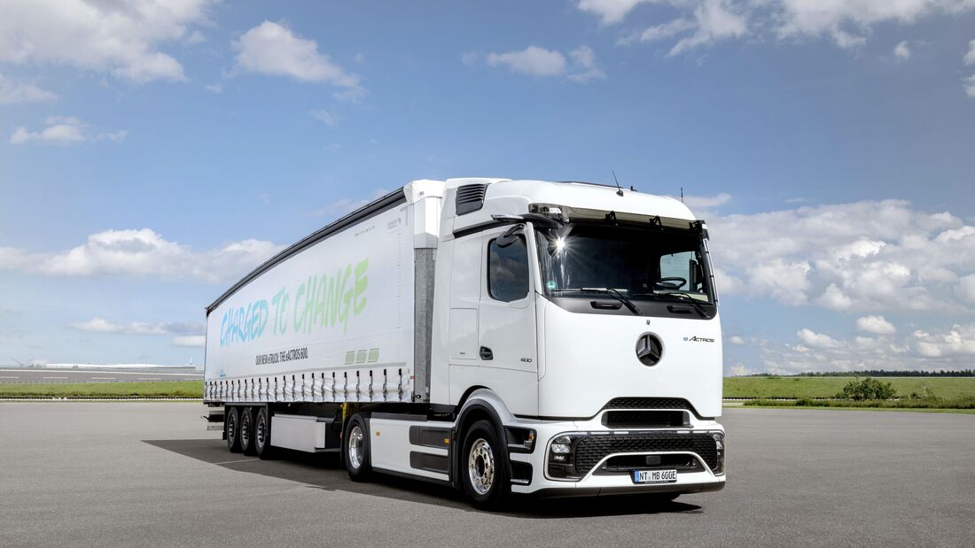 Mercedes-Benz Trucks feiert Weltpremiere des batterieelektrischen Fernverkehrs-Lkw eActros 600

Mercedes-Benz Trucks celebrates world premiere of the battery electric long-haul truck eActros 600