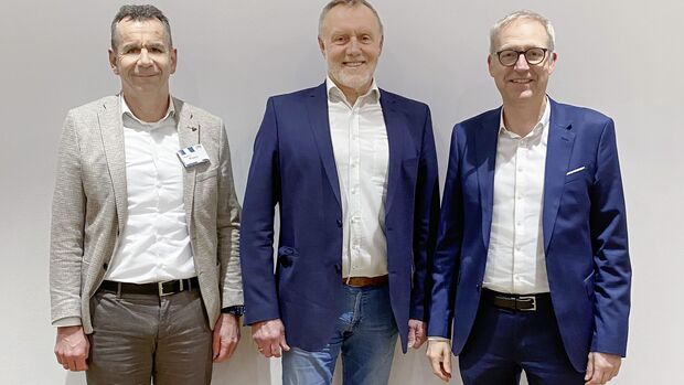 Mercedes-Benz Trucks stärkt eigenes Vertriebsnetz: Übernahme des Standorts Passau Sperrwies der Josef Paul GmbH & Co. KG. Im Bild v.r.n.l: Volker Hüntrup, Leiter Mercedes-Benz Trucks Own Retail, Europa, Josef Paul, Inhaber, Josef Paul GmbH & Co. KG., B