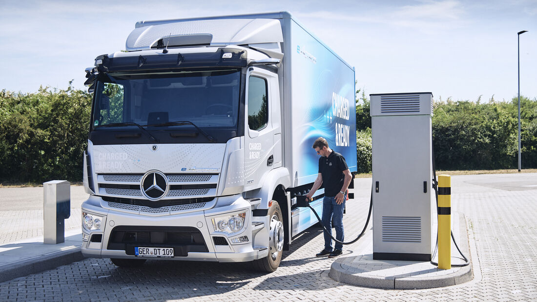 Mercedes-Benz Trucks treibt Elektrifizierung weiter voran – eActros LongHaul geht 2022 auf die Straße

Mercedes-Benz Trucks continues to drive electrification forward - eActros LongHaul to hit the road in 2022