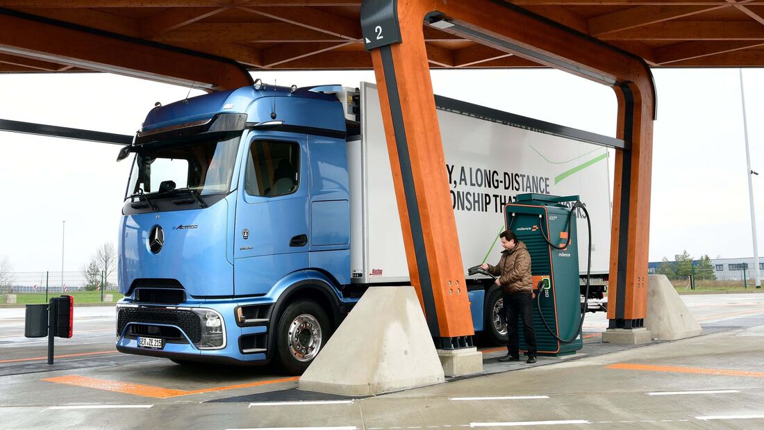 Mercedes-Benz eActros 600 beim Laden an der Milence-Station am  Hermsdorfer Kreuz.