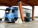 Mercedes-Benz eActros 600 beim Laden an der Milence-Station am  Hermsdorfer Kreuz.