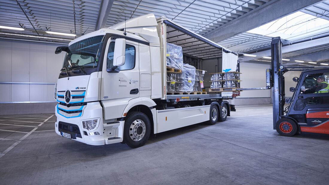 Mercedes-Benz eActros, Exterieur, 2 x elektrischer Radnabenmotor, 240 kW, 2 x 485 Nm, Radformel 6x2, M-Fahrerhaus,  bis zu 200 Kilometer Reichweite mit gewohnter Fahrleistung und Nutzlast 

Mercedes-Benz eActros, Exterior, 2 x electric hub motor, 240 kW, 2x 485 Nm, wheel formula 6x2, M-cab, Range of up to 200 km with customary level of performance and payload.