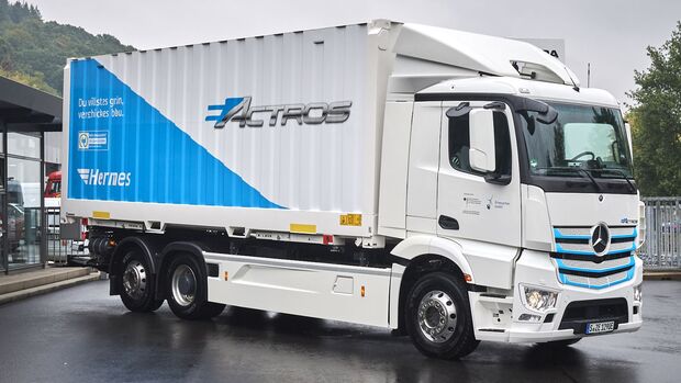 Mercedes-Benz eActros, Exterieur, 2 x elektrischer Radnabenmotor, 240 kW, 2 x 485 Nm, Radformel 6x2, M-Fahrerhaus, bis zu 200 Kilometer Reichweite mit gewohnter Fahrleistung und Nutzlast // Mercedes-Benz eActros, Exterior, 2 x electric hub motor, 240 kW, 2x 485 Nm, wheel formula 6x2, M-cab, Range of up to 200 km with customary level of performance and payload.