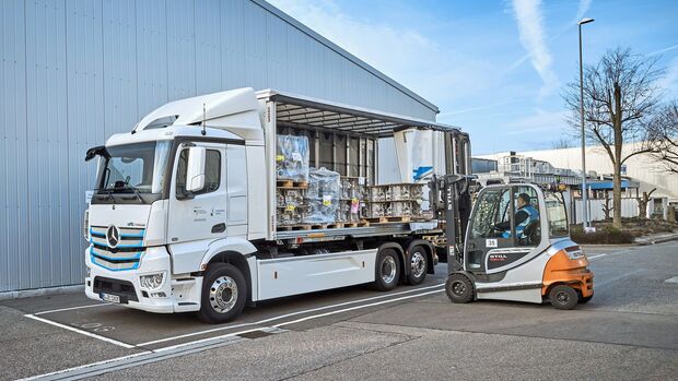 Mercedes-Benz eActros, Exterieur, 2 x elektrischer Radnabenmotor, 240 kW, 2 x 485 Nm, Radformel 6x2, M-Fahrerhaus,  bis zu 200 Kilometer Reichweite mit gewohnter Fahrleistung und Nutzlast 

Mercedes-Benz eActros, Exterior, 2 x electric hub motor, 240 kW, 2x 485 Nm, wheel formula 6x2, M-cab, Range of up to 200 km with customary level of performance and payload.