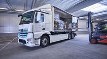 Mercedes-Benz eActros, Exterieur, 2 x elektrischer Radnabenmotor, 240 kW, 2 x 485 Nm, Radformel 6x2, M-Fahrerhaus,  bis zu 200 Kilometer Reichweite mit gewohnter Fahrleistung und Nutzlast 

Mercedes-Benz eActros, Exterior, 2 x electric hub motor, 240 kW, 2x 485 Nm, wheel formula 6x2, M-cab, Range of up to 200 km with customary level of performance and payload.