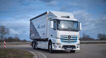 Mercedes-Benz eActros, Exterieur, 2 x elektrischer Radnabenmotor, 240 kW, 2 x 485 Nm, Radformel 6x2, M-Fahrerhaus,  bis zu 200 Kilometer Reichweite mit gewohnter Fahrleistung und Nutzlast 

Mercedes-Benz eActros, Exterior, 2 x electric hub motor, 240 kW, 2x 485 Nm, wheel formula 6x2, M-cab, Range of up to 200 km with customary level of performance and payload.