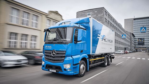 Mercedes-Benz eActros im Einsatz: Der vollelektrische Mercedes-Benz Lkw für den schweren Verteilerverkehr fährt lokal emissionsfrei und leise in Städten. Bis zu 200 Kilometer Reichweite mit gewohnter Fahrleistung und Nutzlast. Technische Daten: Exterieur, 2 x elektrischer Radnabenmotor, 240 kW, 2 x 485 Nm, Radformel 6x2, M-Fahrerhaus 

Mercedes-Benz eActros on the road: The all-electric Mercedes-Benz truck for the heavy-duty distribution sector drives locally emission-free and quiet in urban areas. Range of up to 200 km with customary level of performance and payload. Technical Data: exterior, 2 x electric hub motor, 240 kW, 2x 485 Nm, wheel formula 6x2, M-cab