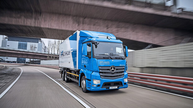 Mercedes-Benz eActros im Einsatz: Der vollelektrische Mercedes-Benz Lkw für den schweren Verteilerverkehr fährt lokal emissionsfrei und leise in Städten. Bis zu 200 Kilometer Reichweite mit gewohnter Fahrleistung und Nutzlast. Technische Daten: Exterieur, 2 x elektrischer Radnabenmotor, 240 kW, 2 x 485 Nm, Radformel 6x2, M-Fahrerhaus
Mercedes-Benz eActros on the road: The all-electric Mercedes-Benz truck for the heavy-duty distribution sector drives locally emission-free and quiet in urban areas. Range of up to 200 km with customary level of performance and payload. Technical Data: exterior, 2 x electric hub motor, 240 kW, 2x 485 Nm, wheel formula 6x2, M-cab
