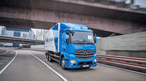 Mercedes-Benz eActros im Einsatz: Der vollelektrische Mercedes-Benz Lkw für den schweren Verteilerverkehr fährt lokal emissionsfrei und leise in Städten. Bis zu 200 Kilometer Reichweite mit gewohnter Fahrleistung und Nutzlast. Technische Daten: Exterieur, 2 x elektrischer Radnabenmotor, 240 kW, 2 x 485 Nm, Radformel 6x2, M-Fahrerhaus 

Mercedes-Benz eActros on the road: The all-electric Mercedes-Benz truck for the heavy-duty distribution sector drives locally emission-free and quiet in urban areas. Range of up to 200 km with customary level of performance and payload. Technical Data: exterior, 2 x electric hub motor, 240 kW, 2x 485 Nm, wheel formula 6x2, M-cab