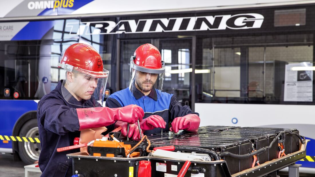 Mercedes-Benz eCitaro: Auf Nummer sicher im Elektrobus: Das umfassende Sicherheitskonzept des Mercedes-Benz eCitaro - von der Mitarbeiterschulung bis zum Rettungsleitfaden

Mercedes Benz eCitaro: On the safe side in the electric bus: the all-round safety c