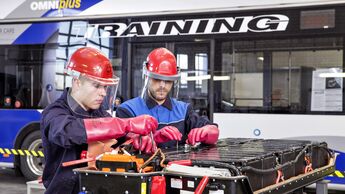 Mercedes-Benz eCitaro: Auf Nummer sicher im Elektrobus: Das umfassende Sicherheitskonzept des Mercedes-Benz eCitaro - von der Mitarbeiterschulung bis zum Rettungsleitfaden
Mercedes Benz eCitaro: On the safe side in the electric bus: the all-round safety c