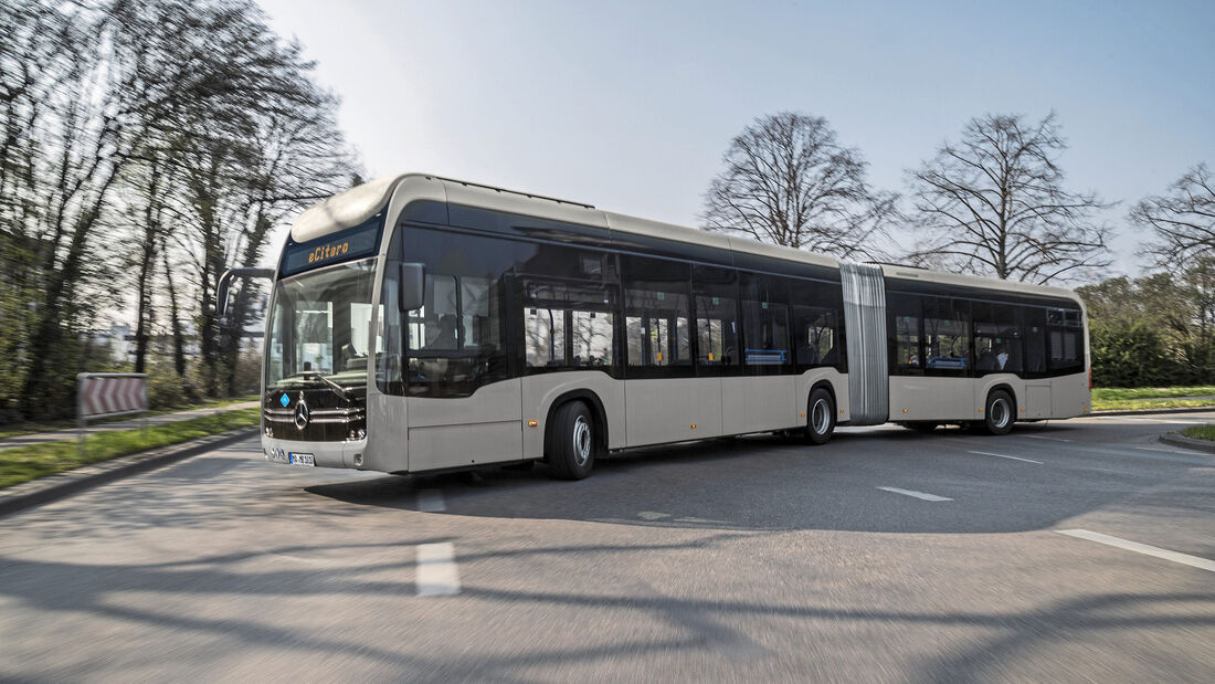 Mercedes-Benz eCitaro G Range Extender mit vollelektrischem Antrieb, NMC 3 Batterie, Brennstoffzelle, Wasserstofftanks, Exterieur: rauchsilber metallic, 2 x elektrischer Radnabenmotor, 2 x 125 kW, 2 x 485 Nm, 98 kWh pro Batteriepaket, Dreitürer, LED-Scheinwerfer, Länge/Breite/Höhe: 18.125 /2.550/3.400 mm, Beförderungskapazität: max. 1/130 // Mercedes-Benz eCitaro G Range Extender with all-electric drive,NMC 3 battery, fuell cell, hydrogen tanks, exterior, smoke silver metallic, 2 x electric hub motor, 2 x 125 kW, 2 x 485 Nm, 98 kWh per battery pack, three-door,  LED headlamps, length/width/height: 18125 /2550/3400 mm, passenger capacity: max. 1/130.