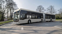 Mercedes-Benz eCitaro G Range Extender mit vollelektrischem Antrieb, NMC 3 Batterie, Brennstoffzelle, Wasserstofftanks, Exterieur: rauchsilber metallic, 2 x elektrischer Radnabenmotor, 2 x 125 kW, 2 x 485 Nm, 98 kWh pro Batteriepaket, Dreitürer, LED-Scheinwerfer, Länge/Breite/Höhe: 18.125 /2.550/3.400 mm, Beförderungskapazität: max. 1/130 // Mercedes-Benz eCitaro G Range Extender with all-electric drive,NMC 3 battery, fuell cell, hydrogen tanks, exterior, smoke silver metallic, 2 x electric hub motor, 2 x 125 kW, 2 x 485 Nm, 98 kWh per battery pack, three-door,  LED headlamps, length/width/height: 18125 /2550/3400 mm, passenger capacity: max. 1/130.