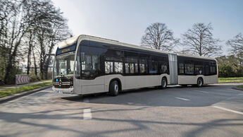 Mercedes-Benz eCitaro G Range Extender mit vollelektrischem Antrieb, NMC 3 Batterie, Brennstoffzelle, Wasserstofftanks, Exterieur: rauchsilber metallic, 2 x elektrischer Radnabenmotor, 2 x 125 kW, 2 x 485 Nm, 98 kWh pro Batteriepaket, Dreitürer, LED-Scheinwerfer, Länge/Breite/Höhe: 18.125 /2.550/3.400 mm, Beförderungskapazität: max. 1/130 // Mercedes-Benz eCitaro G Range Extender with all-electric drive,NMC 3 battery, fuell cell, hydrogen tanks, exterior, smoke silver metallic, 2 x electric hub motor, 2 x 125 kW, 2 x 485 Nm, 98 kWh per battery pack, three-door, LED headlamps, length/width/height: 18125 /2550/3400 mm, passenger capacity: max. 1/130.