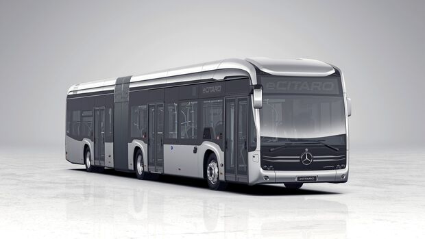 Mercedes-Benz eCitaro G mit vollelektrischem Antrieb, Exterieur, silber metallic,
2 x elektrischer Radnabenmotor, 2 x 125 kW, 2 x 485 Nm, 12 HV-Batterie Baugruppen (Lithium-Ionen) oder 7 Feststoff-Batterien, 24 kWh pro HV-Batterie Baugruppe oder 63 kWh pro Feststoff-Batterie, LED-Scheinwerfer, Länge/Breite/Höhe: 18.125 /2.550/3.400 mm, Beförderungskapazität: 1/157 // Mercedes-Benz eCitaro G with all-electric drive, exterior, silver metallic, 2 x electric hub motor, 2 x 125 kW, 2 x 485 Nm, 12 HV battery modules (Lithium-ion) or 7 solid-state batteries, 24 kWh per HV battery module or 63 kWh per solid-state battery, LED headlamps, length/width/height: 18.100 /2550/3400 mm, passenger capacity: 1/157.