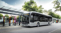 Mercedes-Benz eCitaro mit vollelektrischem Antrieb, Exterieur, anthrazit metallic, 2 x elektrischer Radnabenmotor, 2 x 125 kW, 2 x 485 Nm, LED-Scheinwerfer, Länge/Breite/Höhe: 12.135/2.550/3.400 mm, Beförderungskapazität: 1/86. 

Mercedes-Benz eCitaro with all-electric drive, exterior, anthracite metallic, 2 x electric hub motor, 2 x 125 kW, 2 x 485 Nm, LED headlamps, length/width/height: 12135/2550/3400 mm, passenger capacity: 1/86.