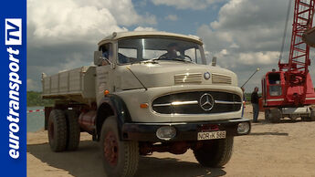 Mercedes Rundhauber Lkw in einer Kiesgrube vor einem roten Bagger, Symbol für robuste Klassiker von Mercedes-Benz. Links im Bild ist das eurotransportTV-Logo eingeblendet.