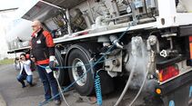 Meyer Logistik-Werkstattmitarbeiter Sandro Rusche demonstriert die LNG-Betankung an einem Iveco Stralis.
