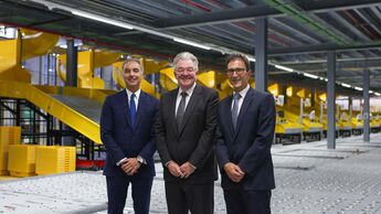 Mike Parra, CEO DHL Express, John Pearson, Global CEO DHL Express und Miguel Borras, Managing Director DHL Express Spain bei der Eröffnung des DHL Express Hubs in Barcelona.