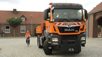 Minister Beermann testet Abbiegeassistent