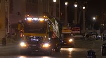Mit Polizeieskorte gehts zum Vatikan: der MAN TGS mit dem Weihnachtsbaum für den Papst auf den Straßen von Rom.