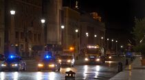 Mit Polizeieskorte zum Vatikan: der MAN TGS mit dem Weihnachtsbaum für den Papst auf den Straßen von Rom.