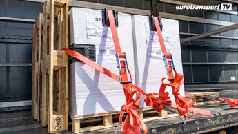 Mit Spanngurten gut gesicherte Paletten auf einem Curtainsider