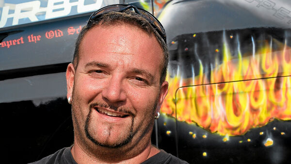 Mit seiner Liebe zu Scania und V8-Motoren ist Andreas „Andal“ Schubert in Fahrerkreisen längst zur Kultfigur geworden.