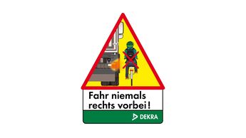 Mit speziellen Aufklebern warnt DEKRA Fahrradfahrer eindringlich davor, rechts neben wartenden Lkw zu stehen oder an diesen rechts vorbeizurollen.