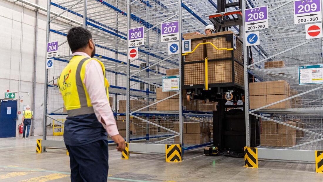 Mitarbeiter von ID Logistics mit einem Man-up-Truck im neuen Logistikzentrum in Alsdorf