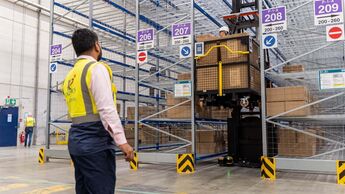 Mitarbeiter von ID Logistics mit einem Man-up-Truck im neuen Logistikzentrum in Alsdorf