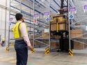 Mitarbeiter von ID Logistics mit einem Man-up-Truck im neuen Logistikzentrum in Alsdorf