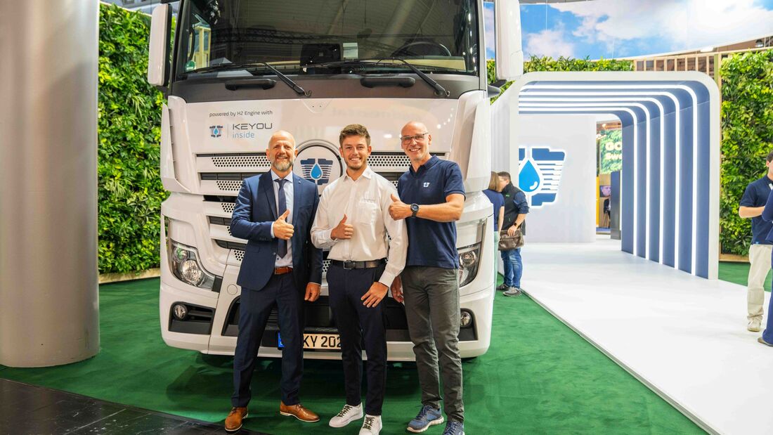 Mitarbeiter von Keyou und Pneuhage Fleet Solution stehen vor einem Wasserstoff-Lkw von Keyou und freuen sich über die künftige Zusammenarbeit der beiden Unternehmen.
