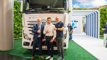 Mitarbeiter von Keyou und Pneuhage Fleet Solution stehen vor einem Wasserstoff-Lkw von Keyou und freuen sich über die künftige Zusammenarbeit der beiden Unternehmen.