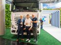 Mitarbeiter von Keyou und Pneuhage Fleet Solution stehen vor einem Wasserstoff-Lkw von Keyou und freuen sich über die künftige Zusammenarbeit der beiden Unternehmen.