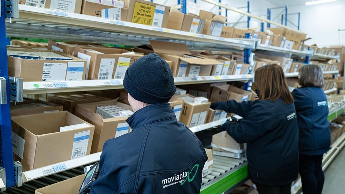 Mitarbeiter von Movianto picken Arzneimittel 