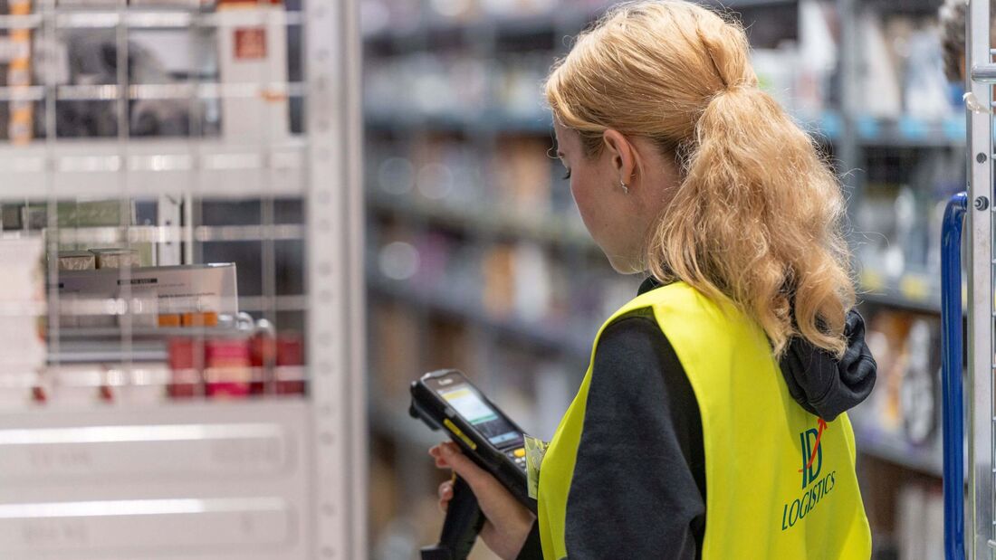 Mitarbeiterin von ID Logistics beim Kommissionieren der Ware