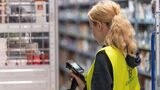 Mitarbeiterin von ID Logistics beim Kommissionieren der Ware