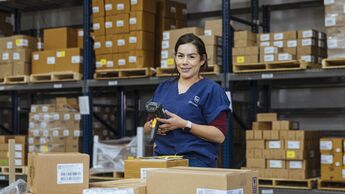 Mitarbeiterin von UPS Healthcare